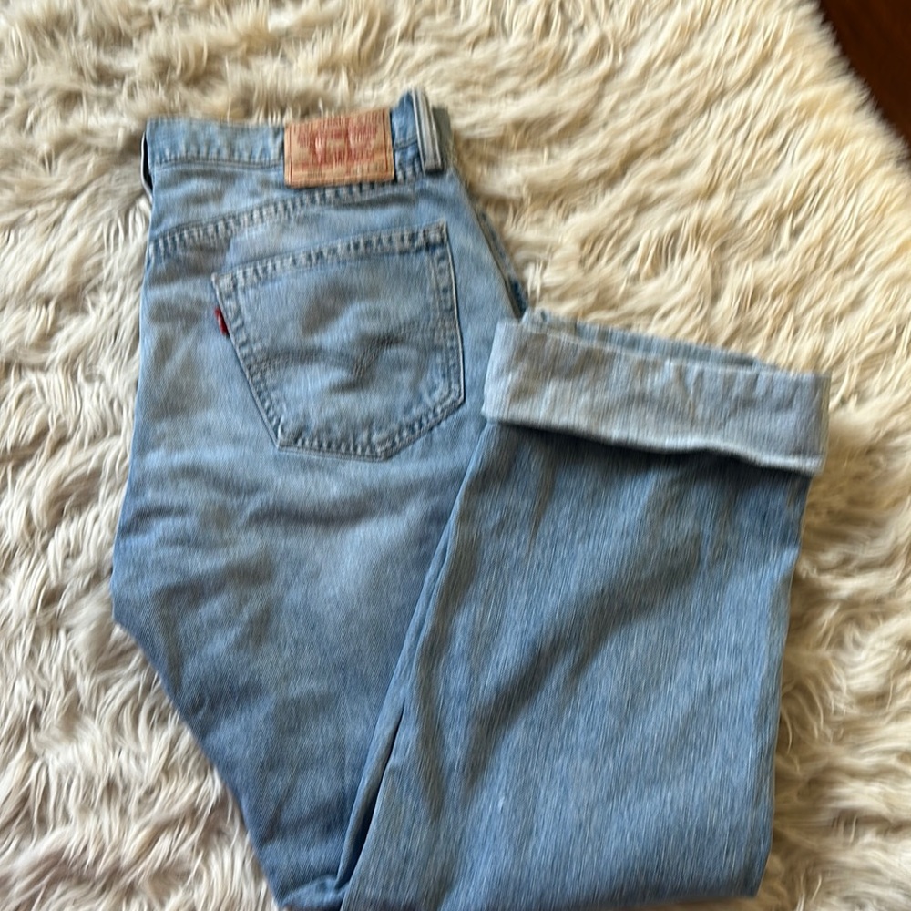 Levi’s 559 men’s jeans 👖 that are super cute as baggy jeans on women.